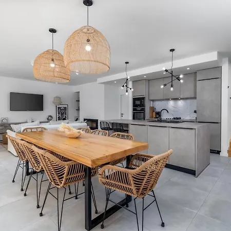 Zen With 4 Bedrooms, Private 32 Sqm Pool, Summer Kitchen, 7 Km From The