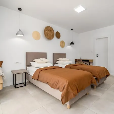 Zen With 4 Bedrooms, Private 32 Sqm Pool, Summer Kitchen, 7 Km From The 빌라 Tugare