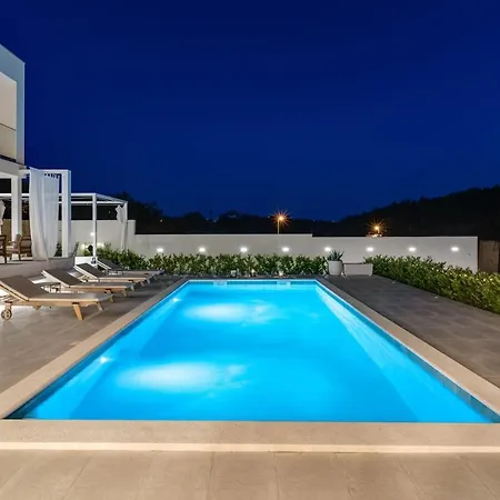 Zen With 4 Bedrooms, Private 32 Sqm Pool, Summer Kitchen, 7 Km From The 빌라 *